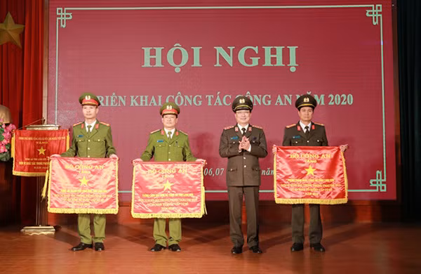 Thứ trưởng Nguyễn Văn Thành trao Cờ Thi đua xuất sắc của Bộ Công an tặng 3 tập thể: Phòng Tham mưu, Phòng CSHS và Công an Thành phố Lạng Sơn.