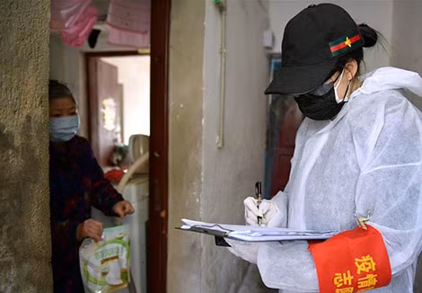 Nhân viên cộng đồng đang phân phát thực phẩm cho người dân tại quận Vũ Xương, Vũ Hán ngày 9/2. Nhân viên cộng đồng đang phân phát thực phẩm cho người dân tại quận Vũ Xương, Vũ Hán ngày 9/2.