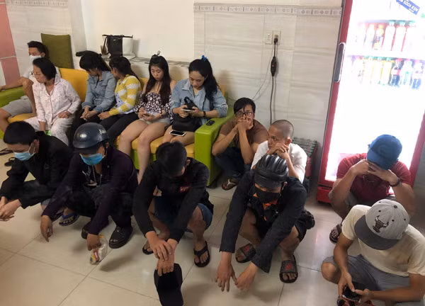 Xử lý vi phạm tại các điểm kinh doanh dịch vụ nhạy cảm. Xử lý vi phạm tại các điểm kinh doanh dịch vụ nhạy cảm.