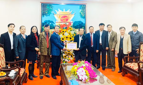 Hội đồng hương Hải Phòng tại Hà Nội tặng Hội Cựu chiến binh TP Hà Nội 80 triệu đồng để xây nhà tình nghĩa cho các đối tượng chính sách.