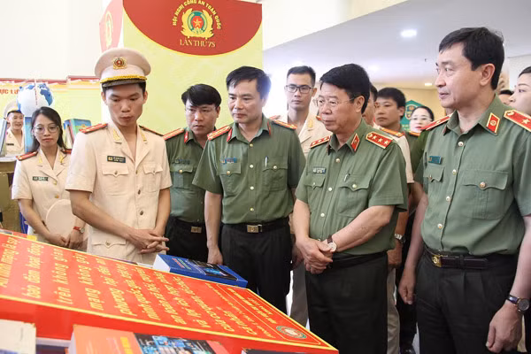 Thứ trưởng Bùi Văn Nam cùng các đại biểu tham quan Triển lãm Công trình dự thi Cuộc thi viết “Tìm hiểu Luật An ninh mạng” trong Công an nhân dân.