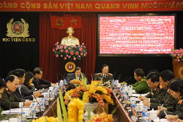 Toàn cảnh buổi làm việc về Đề án thành lập Đoàn Nghệ thuật Trống hội Quốc gia.
