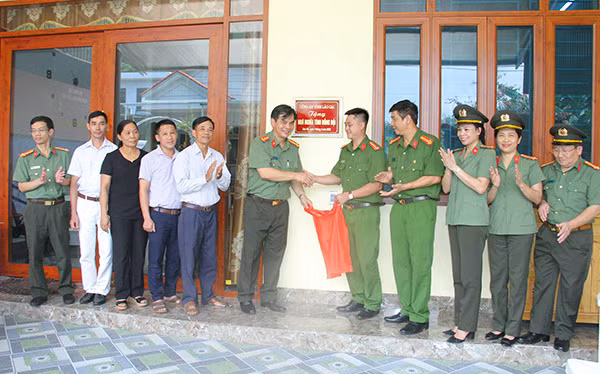 Lễ khánh thành ngôi nhà mới cho gia đình Đại úy Phạm Đình Huấn.