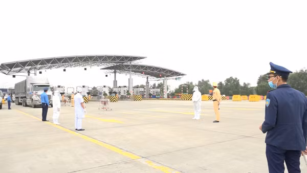 CBCS Công an tỉnh Hải Dương phối hợp cùng các lực lượng chức năng thực thi nhiệm vụ kiểm soát trên các tuyến giao thông trọng điểm.