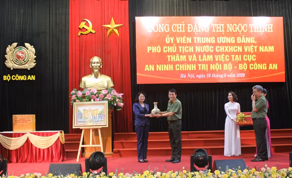 Thứ trưởng Lương Tam Quang tặng quà lưu niệm, cảm ơn sự quan tâm của Phó Chủ tịch nước Đặng Thị Ngọc Thịnh. Thứ trưởng Lương Tam Quang tặng quà lưu niệm, cảm ơn sự quan tâm của Phó Chủ tịch nước Đặng Thị Ngọc Thịnh.