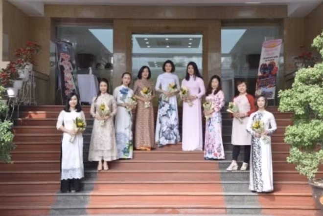 Nữ CSGT hưởng ứng “Ngày Áo dài Việt Nam”.
