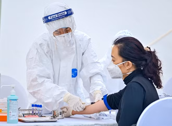 Hà Nội thực hiện xét nghiệm nhanh tìm bệnh nhân COVID-19.