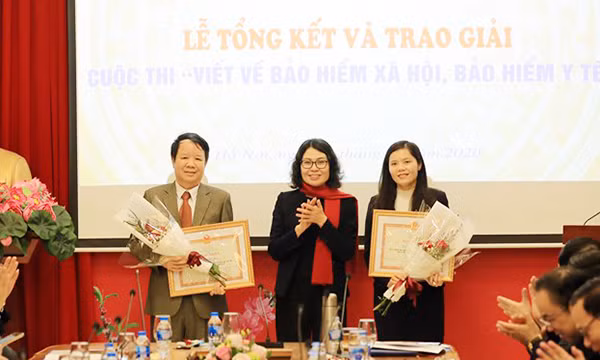 Tổng Giám đốc Bảo hiểm xã hội Việt Nam Nguyễn Thị Minh trao Bằng khen cho Báo Bảo hiểm xã hội và BHXH tỉnh Thanh Hóa.