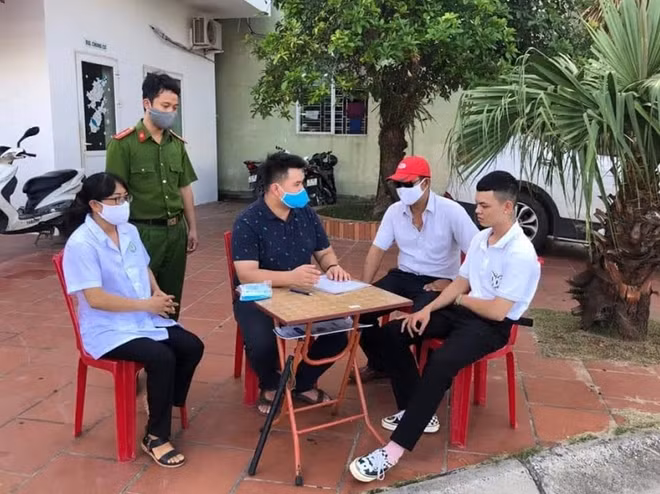 Lực lượng chức năng tiến hành nhắc nhở...