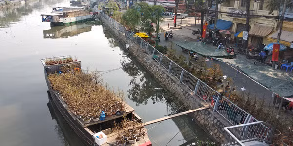 Khung cảnh đìu hiu tại chợ hoa “trên bến dưới thuyền” dù rằng đã 23 tháng Chạp.