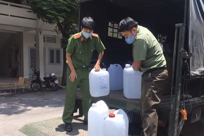Bàn giao dung dịch sát khuẩn cho phòng Hậu cần.