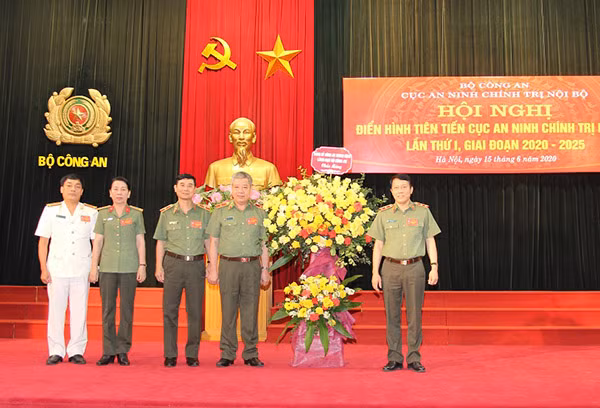 Thứ trưởng Lương Tam Quang tặng hoa, chúc mừng Cục ANCTNB.