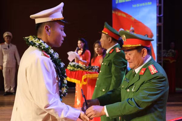 Đại tá Lê Anh Tuấn, Trung đoàn trưởng E26 tặng biểu trưng cho các cá nhân là gương người tốt, việc tốt thuộc đơn vị.