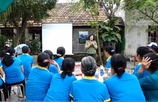 Cán bộ Phòng Quản lý Xuất nhập cảnh, Công an tỉnh Quảng Bình tuyên truyền để người dân thực hiện việc di cư đảm bảo pháp luật trong nước và quốc tế. Cán bộ Phòng Quản lý Xuất nhập cảnh, Công an tỉnh Quảng Bình tuyên truyền để người dân thực hiện việc di cư đảm bảo pháp luật trong nước và quốc tế.