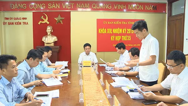 Cuộc họp của Ủy Ban Kiểm tra Tỉnh ủy Quảng Ninh công bố quyết định thi hành kỷ luật. Cuộc họp của Ủy Ban Kiểm tra Tỉnh ủy Quảng Ninh công bố quyết định thi hành kỷ luật.
