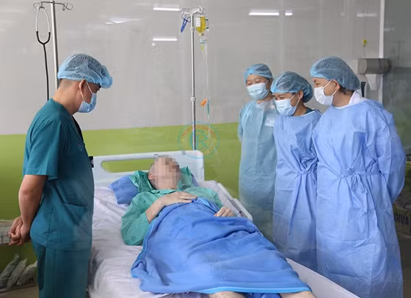 Các thầy thuốc của Bệnh viện Chợ Rẫy trò chuyện với nam bệnh nhân.