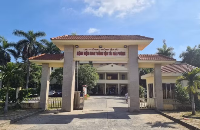 Hơn 30 nhân viên y tế bệnh viện GTVT Hải Phòng xin nghỉ tự túc vì bị nợ lương.