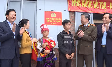 Đại tướng Tô Lâm, Ủy viên Bộ Chính trị, Bộ trưởng Bộ Công an trao nhà tình nghĩa cho gia đình anh Hờ A Dế, bản Nậm Pố 4, xã Mường Nhé, huyện Mường Nhé. Đại tướng Tô Lâm, Ủy viên Bộ Chính trị, Bộ trưởng Bộ Công an trao nhà tình nghĩa cho gia đình anh Hờ A Dế, bản Nậm Pố 4, xã Mường Nhé, huyện Mường Nhé.