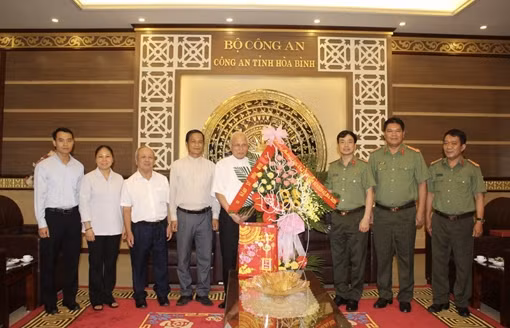 Đoàn Giáo xứ Hòa Bình thăm và chúc mừng Công an tỉnh 