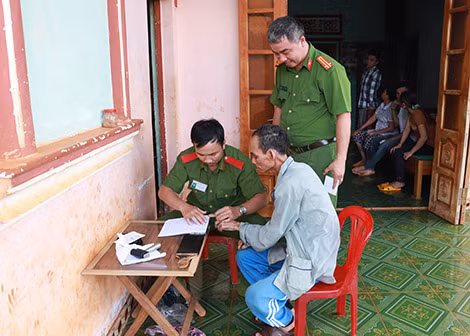 Công an tỉnh Đắk Nông làm căn cước tại nhà cho người cao tuổi.