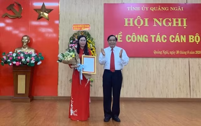 Đồng chí Bùi Thị Quỳnh Vân nhận quyết định chuẩn y của Bộ Chính trị. Đồng chí Bùi Thị Quỳnh Vân nhận quyết định chuẩn y của Bộ Chính trị.