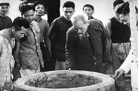 Bác Hồ thăm tỉnh Vĩnh Phúc. Người đến kiểm tra giếng nước ăn của bà con xã Lạc Trung, Vĩnh Phúc, Tháng 1-1961.