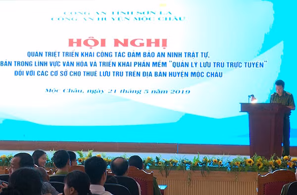 Công an huyện Mộc Châu tổ chức hội nghị triển khai phần mềm lưu trú trực tuyến.