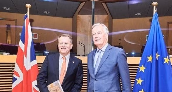 Trưởng đoàn đàm phán của EU Michel Barnier và người đồng nhiệm Anh David Frost. Ảnh: Inews.