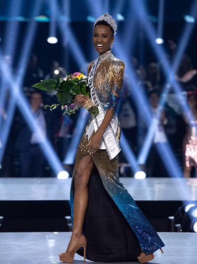 Zozibini Tunzi là người đẹp da màu đầu tiên của Nam Phi đăng quang Miss Universe.