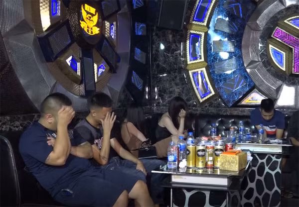 Một số đối tượng tại thời điểm Công an kiểm tra.