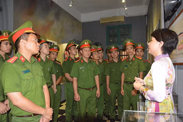 Trung đoàn 30 – Bộ Tư lệnh Cảnh sát cơ động – Bộ Công an tham quan Di tích lịch sử Nhà tù Hỏa Lò.