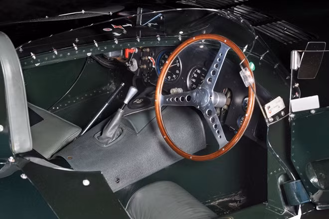 Chiếc Jaguar D-Type đời 1955 này gần như còn nguyên bản.