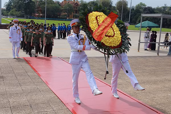 Đoàn đại biểu đoàn viên, thanh niên ưu tú, tiêu biểu Cục Truyền thông CAND tưởng nhớ anh linh Chủ tịch Hồ Chí Minh.