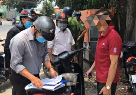 Công an các phường, xã xử lý người không đeo khẩu trang khi lưu thông trên đường.