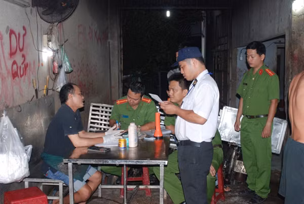Cơ quan chức năng lập biên bản xử phạt cơ sở giết mổ lậu gia súc.