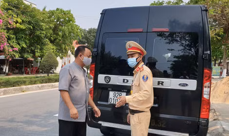 Tổ chốt chặn giám sát, yêu cầu đeo khẩu trang y tế đối với du khách đến với thành phố Hội An.