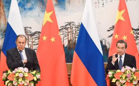 Ngoại trưởng Nga Sergey Lavrov và Ngoại trưởng Trung Quốc Vương Nghị.
