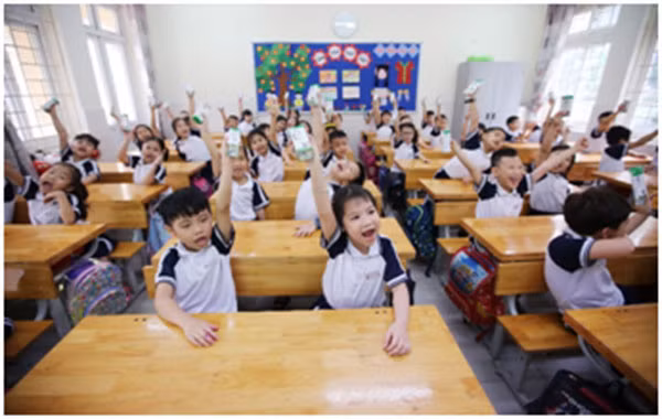 Các em học sinh tại Hà Nội thụ hưởng chương trình Sữa học đường ngay khi đi học lại sau thời gian giãn cách do dịch COVID-19.