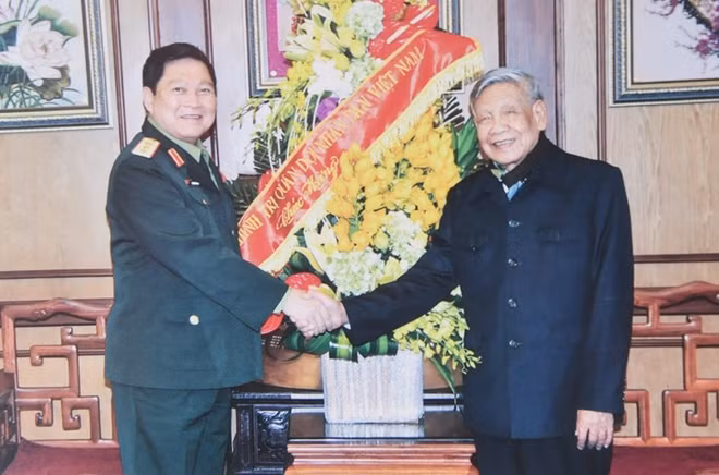 Bộ trưởng Bộ Quốc phòng - Đại tướng Ngô Xuân Lịch đến thăm Tổng Bí thư Lê Khả Phiêu. Đối với các thế hệ sau của Quân đội Nhân dân Việt Nam, Tổng Bí thư Lê Khả Phiêu căn dặn: "Phải kiên định mục tiêu Cách mạng. Không được chủ quan, mất cảnh giác với những quan điểm tư tưởng sai trái của chính bản thân mình..."