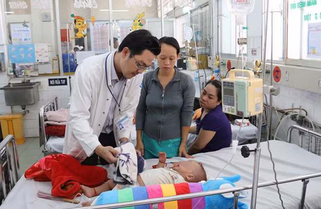 Bác sĩ thăm hỏi bệnh nhi trong Khoa sốt xuất huyết, BV Nhi Đồng 1.