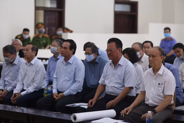 Bị cáo Trần Văn Minh (ngoài cùng bên phải) và đồng phạm tại phiên toà phúc thẩm.