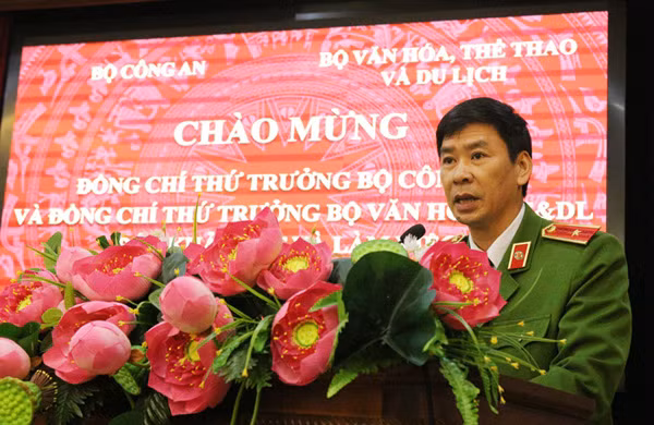 Thiếu tướng Trần Minh Hưởng, Giám đốc Học viện báo cáo tóm tắt Dự thảo thành lập Đoàn Nghệ thuật Trống hội Quốc gia.