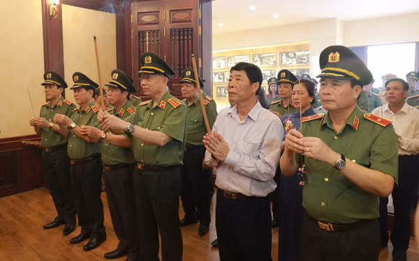 Bộ trưởng Tô Lâm và các đại biểu dâng hương Chủ tịch Hồ Chí Minh.