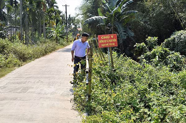 Chính quyền và nhân dân cắm biển cảnh báo những điểm sạt lở uy hiếp đường bê tông dọc sông La Châu Trong.