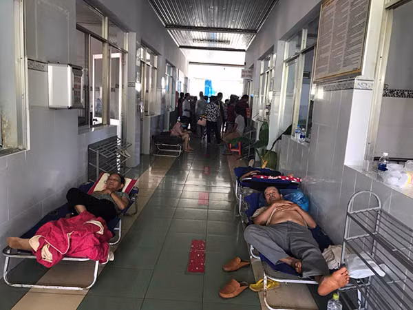Vì quá tải nên bệnh nhân nằm la liệt ngoài hành lang Trung tâm Y tế thị xã Phước Long để cấp cứu.