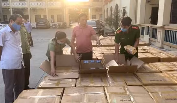Lực lượng chức năng đang kiểm đến số thuốc lá nhập lậu.