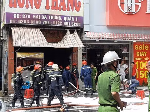 Bất cẩn trong lúc thay gas khiến 4 người trong quán cơm bị thương. Bất cẩn trong lúc thay gas khiến 4 người trong quán cơm bị thương.