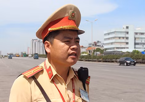 Thiếu tá Phùng Đức Hà, Tổ tuần tra thuộc Đội CSGT số 14 cùng đồng đội tuần lưu vào ngày nắng cao điểm.