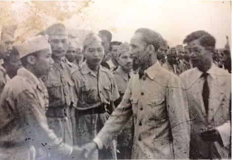 Khu trưởng Quân khu Hà Nội Lê Quảng Ba tiễn Chủ tịch Hồ Chí Minh sang thăm Pháp (31-5-1946). Tư liệu KMS.