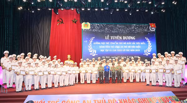 Trung tướng Đoàn Duy Khương; đồng chí Nguyễn Ngọc Việt trao thưởng cho 90 Đảng viên Công an thủ đô tiêu biểu học tập và làm theo lời Bác năm 2019.